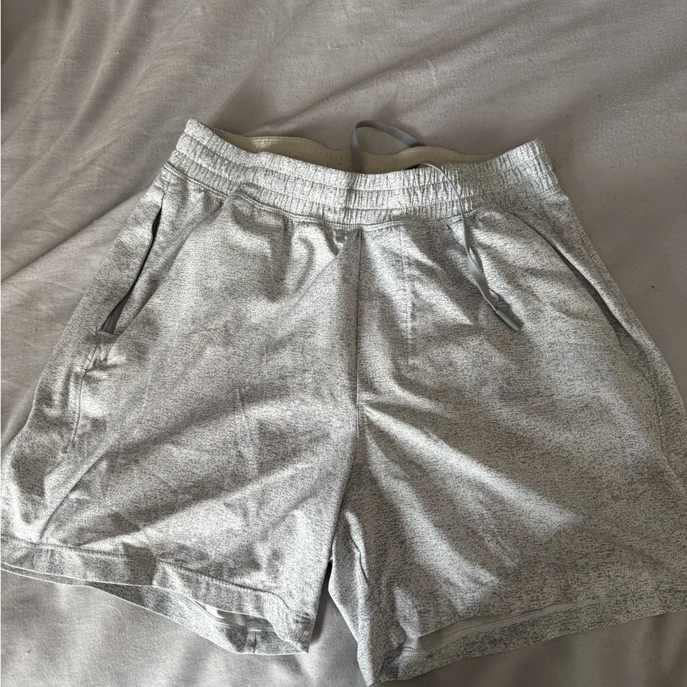 Men’s lululemon shorts - Picture 1 of 4